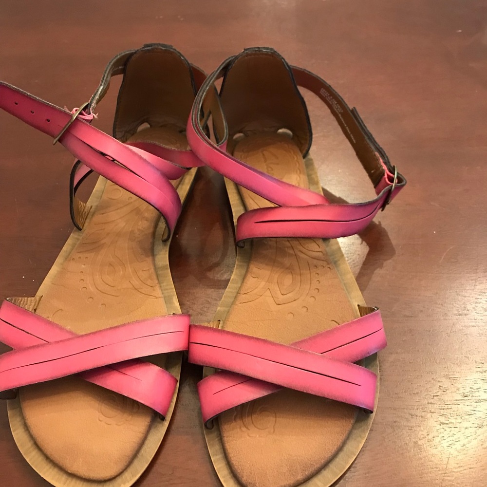 Darling magenta pink Clark’s sandals. Stylish but comfy. Very lightly worn. 8.5